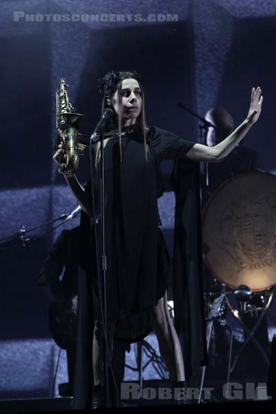 PJ HARVEY - 2017-08-26 - SAINT CLOUD - Domaine National - Grande Scene - 